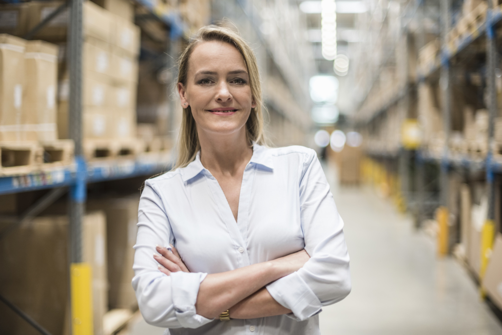 Portrait d'un femme souriante au sein d'un entrepôt